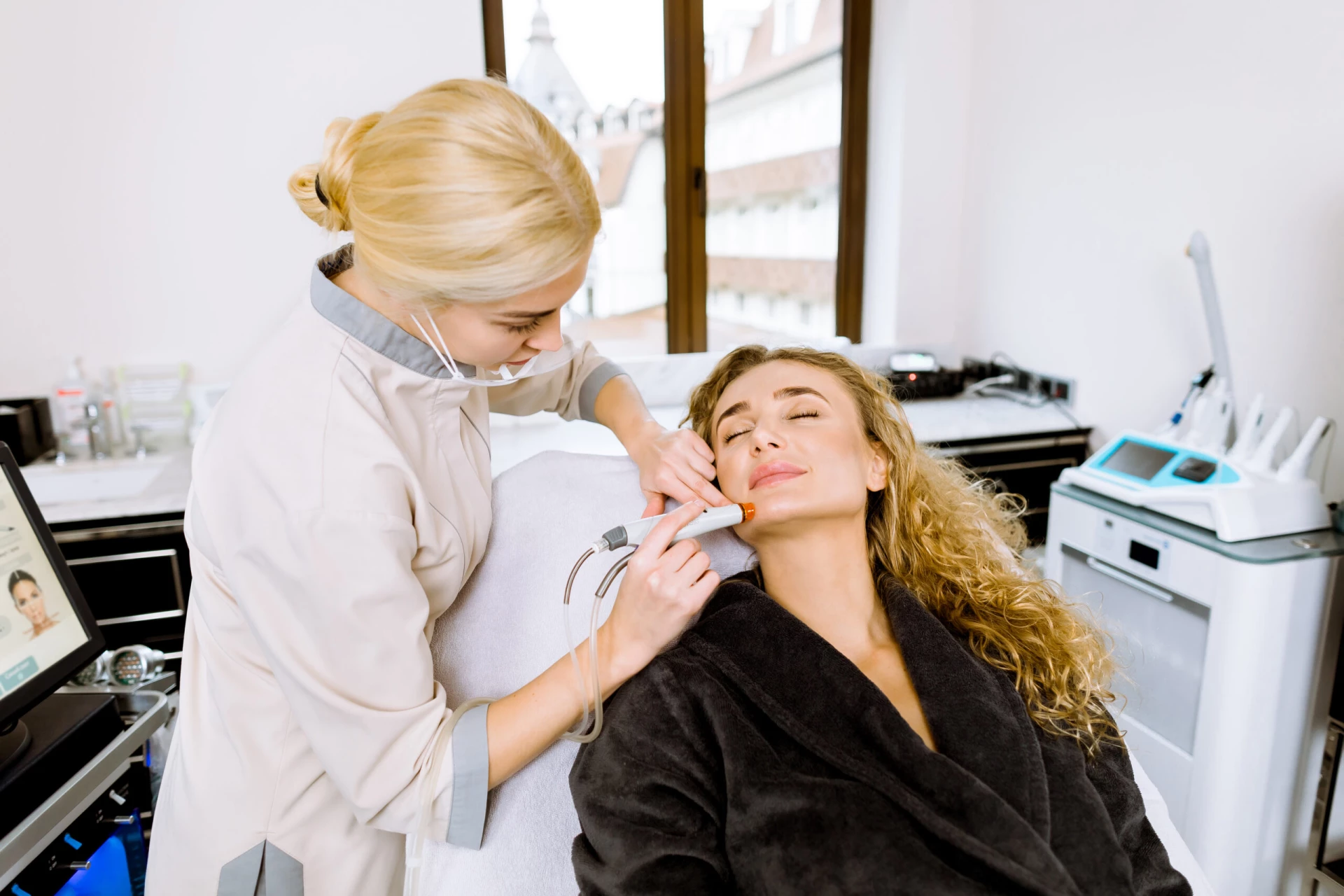 Professional young female doctor cosmetologist doing hydrafacial procedure in cosmetology clinic using hydra vacuum cleaner. Rejuvenation And Hydratation. Cosmetology Hydrafacial MD